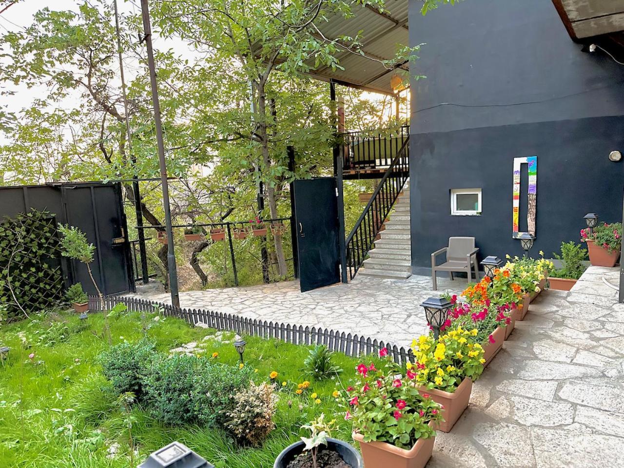 Cosy Studio With Beautiful Garden 예레반 외부 사진